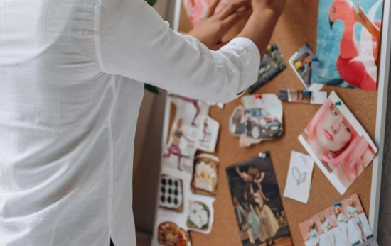 Una personas colocando fotos en un corcho/ PEXELS Una personas colocando fotos en un corcho/ PEXELS