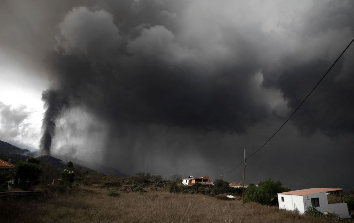 La nube de ceniza y dióxido de azufre que expulsa el volcán de La Palma, desde el núcleo urbano de Tacande, en el municipio de El Paso / EP