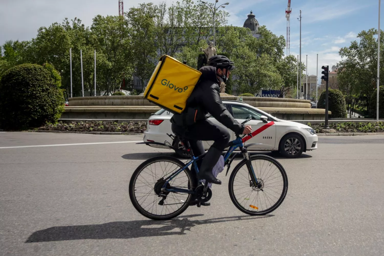 Un repartidor de la empresa Glovo / EUROPA PRESS - RICARDO RUBIO