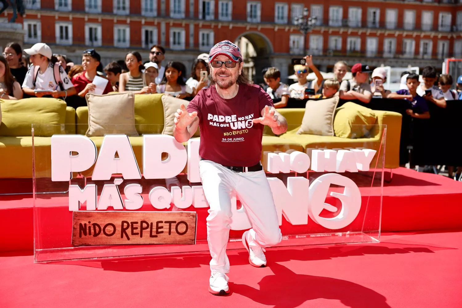 Santiago Segura posa durante el pase gráfico de la película “Padre no hay más que uno 5. Nido repleto” / Rodrigo Jiménez - EFE
