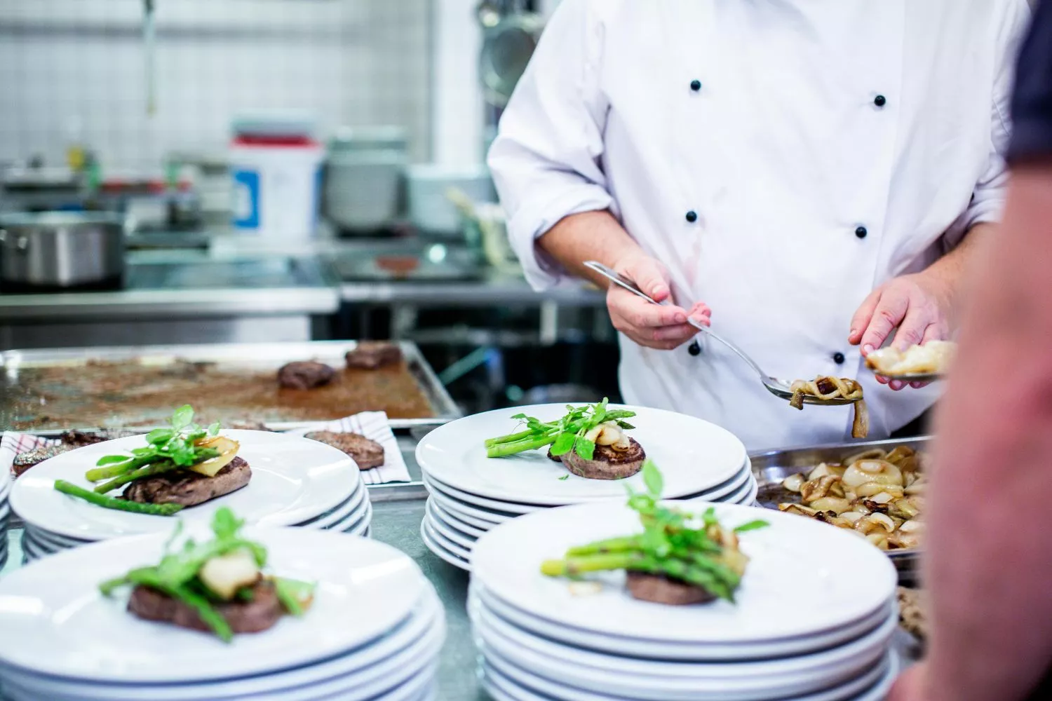 Un chef de uno de los mejores restaurantes del mundo emplata varios platos / PEXELS
