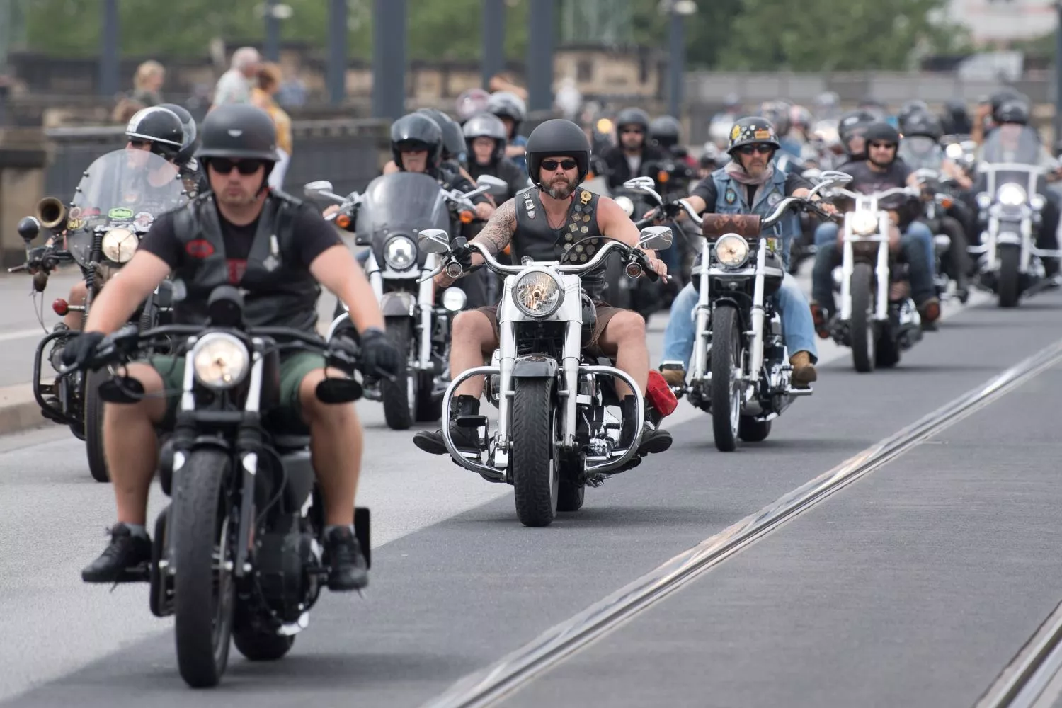 Participantes em motas Harley Davidson durante um desfile de motas / Sebastian Kahnert - EP