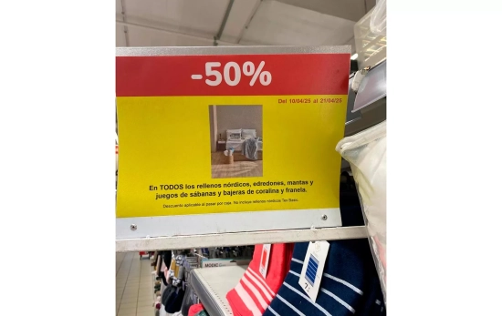 Cartel que anuncia los descuentos Cartel que anuncia los descuentos