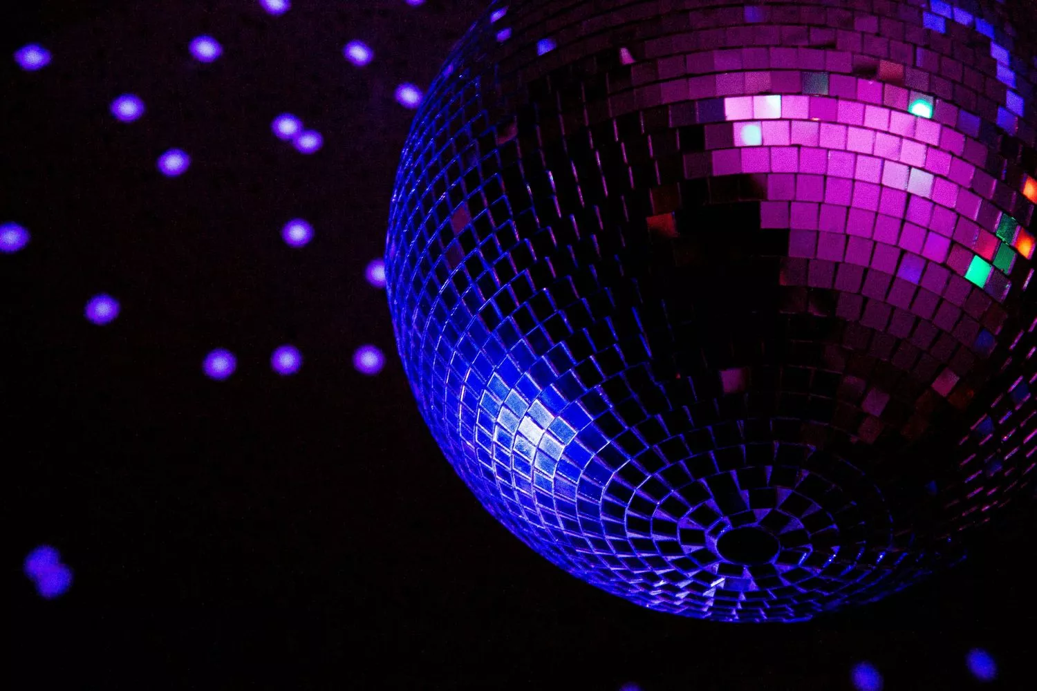 Un bola de discoteca que da luz durante un sábado / UNSPLASH Un bola de discoteca que da luz durante un sábado / UNSPLASH