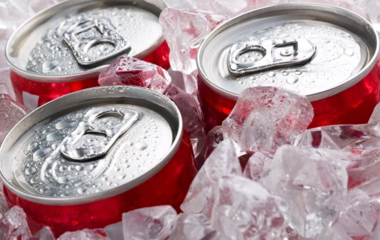 Unas bebidas puestas a enfriar en hielo/ CANVA Unas bebidas puestas a enfriar en hielo/ CANVA