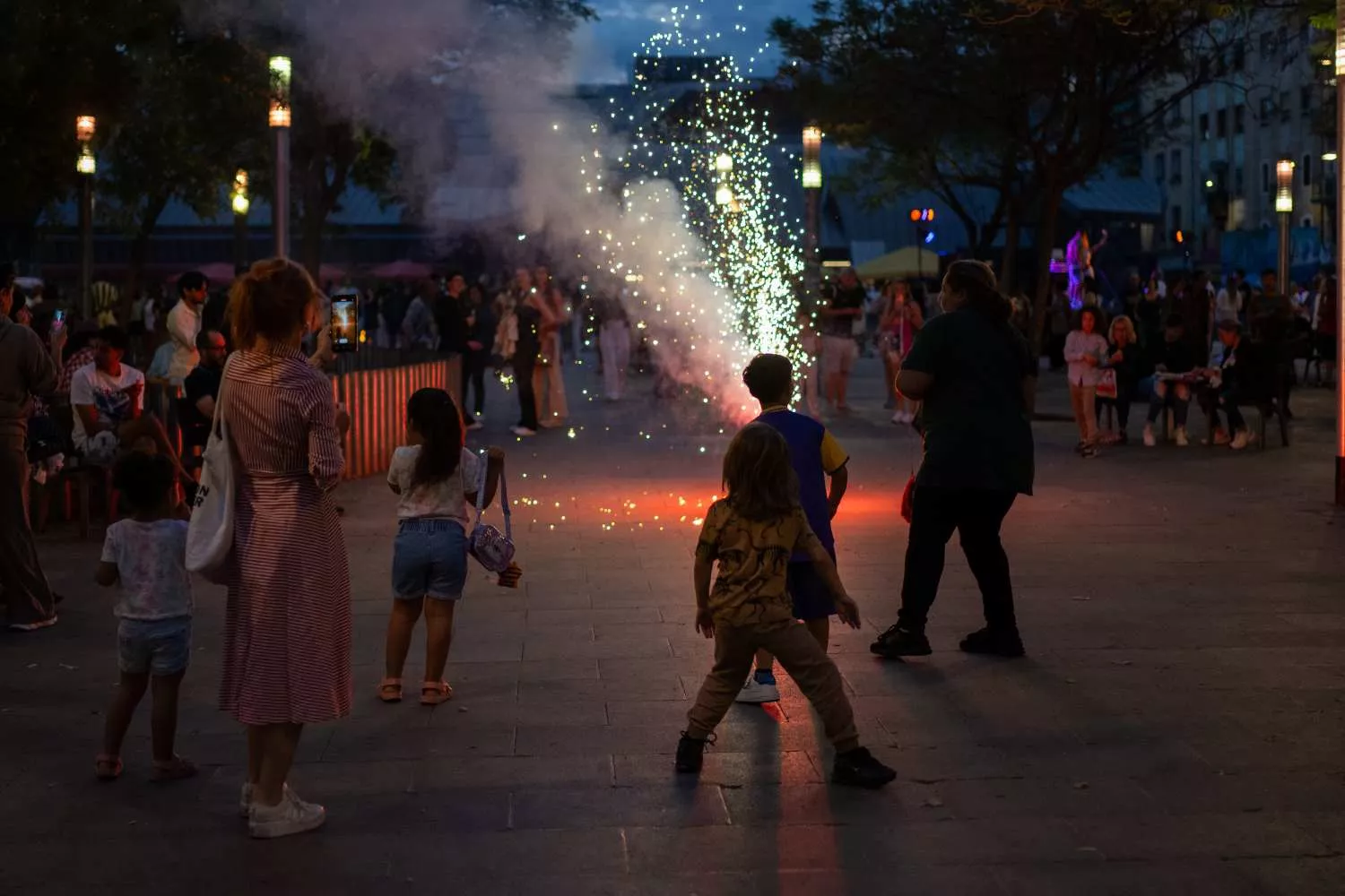 Unos niños con unos petardos durante la noche de San Juan en Barcelona / EP