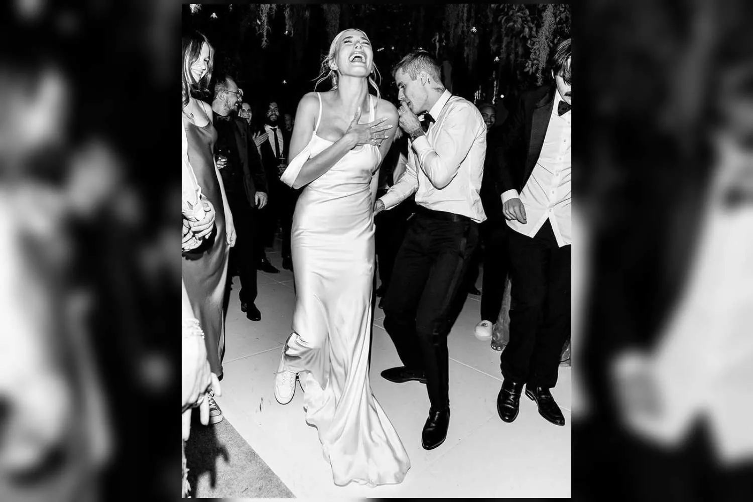 Hailey Bieber con unas zapatillas Nike Air Force 1 blancas el día de su boda / JD SPORTS