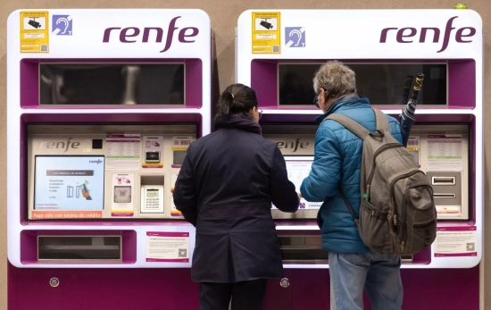 Varias personas compran billetes en una máquina de venta de billetes, en la estación de Chamartín Varias personas compran billetes en una máquina de venta de billetes, en la estación de Chamartín