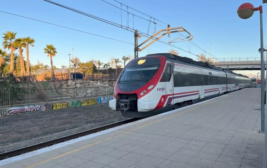 Un tren de Cercanías de Renfe de la línea C 1 Málaga Fuengirola Un tren de Cercanías de Renfe de la línea C 1 Málaga Fuengirola