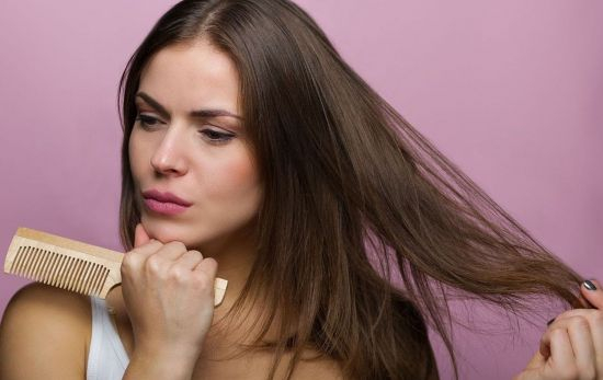 Una mujer se percata de la caída de pelo en invierno/ EP Una mujer se percata de la caída de pelo en invierno/ EP