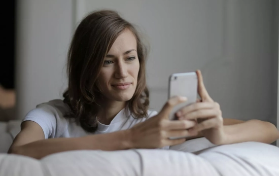 Una persona hace un pago online Una persona hace un pago online