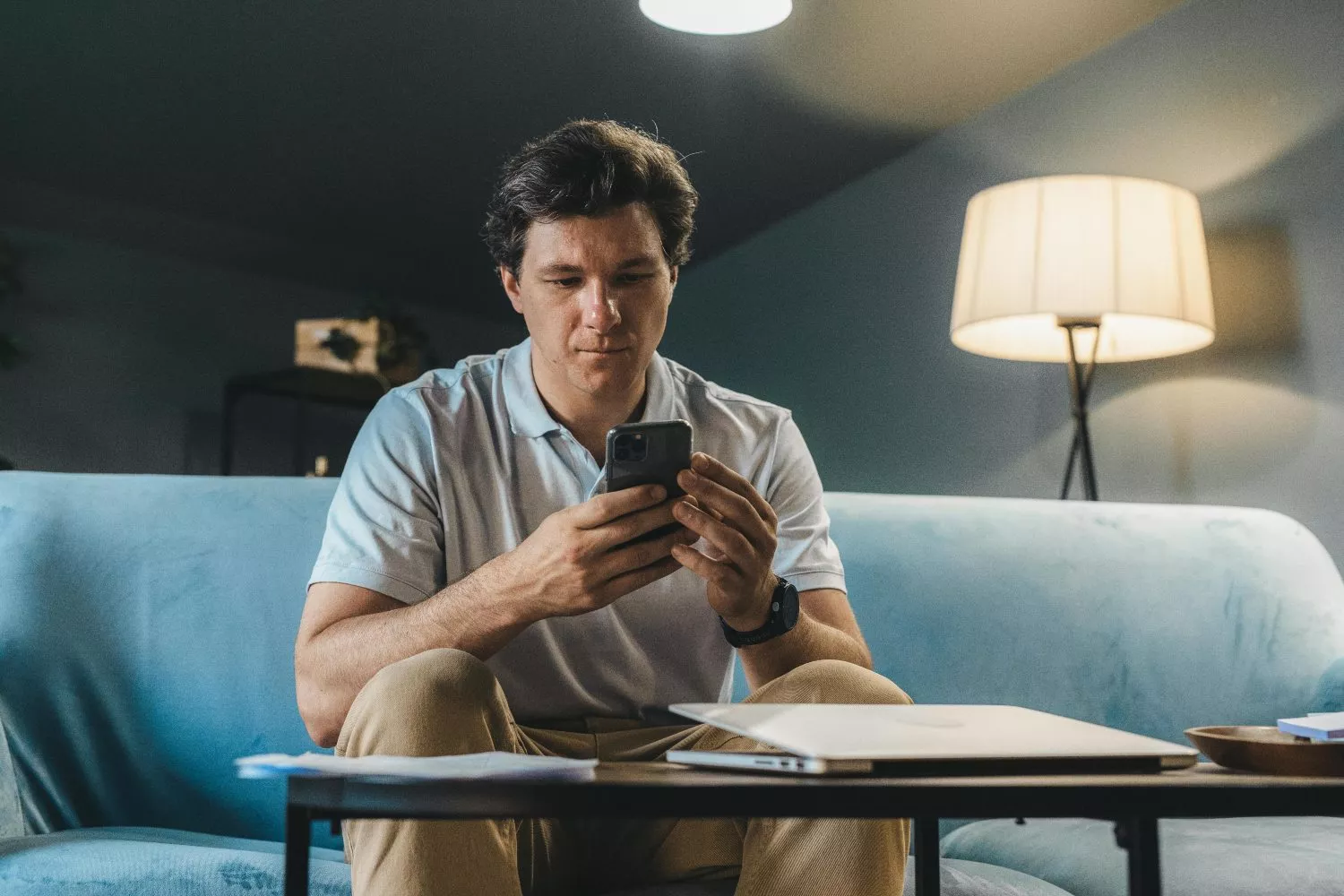 Um consumidor que não está convencido com o euro digital olha para o seu telemóvel / PEXELS