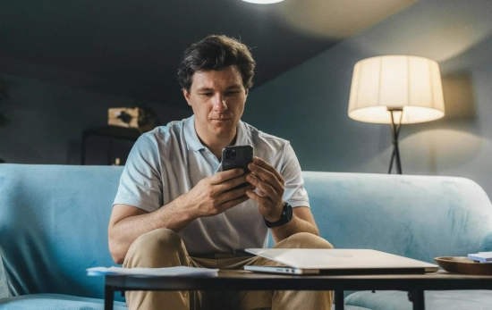 Un consumidor al que no convence el euro digital mira su móvil / PEXELS Un consumidor al que no convence el euro digital mira su móvil / PEXELS