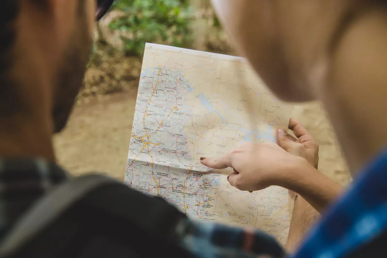 Una pareja apunta en un mapa dónde está uno de los pueblos más fríos de España / FREEPIK