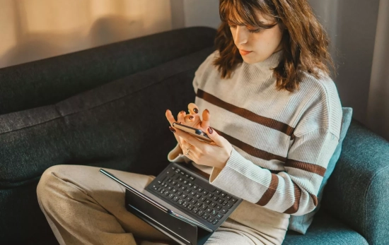 Una mujer hace una compra online (3) Una mujer hace una compra online (3)