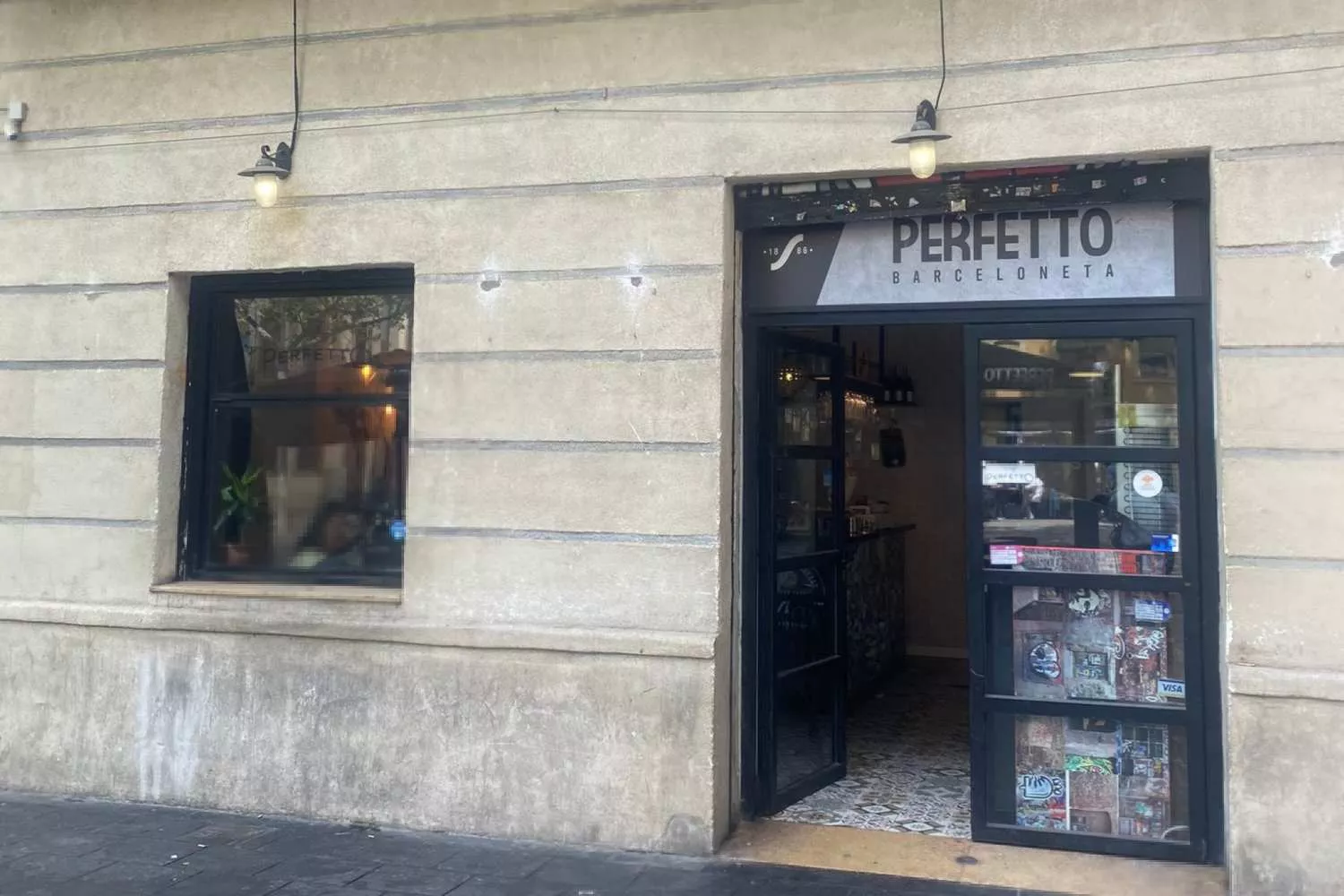 Fachada del bar Perfetto (Barcelona) / X
