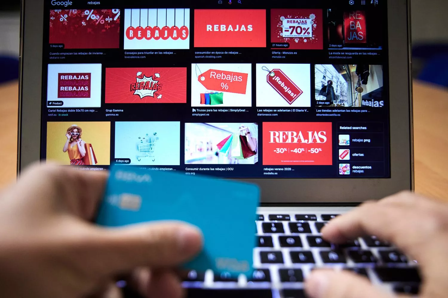 Una persona compra con su tarjeta de crédito durante la semana en que han dado comienzo las Rebajas Online / Jesús Hellín - EP