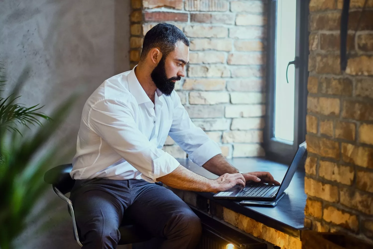 Un hombre instala en su ordenador Internxt, una startup tecnológica apoyada por Roig / FREEPIK - fxquadro