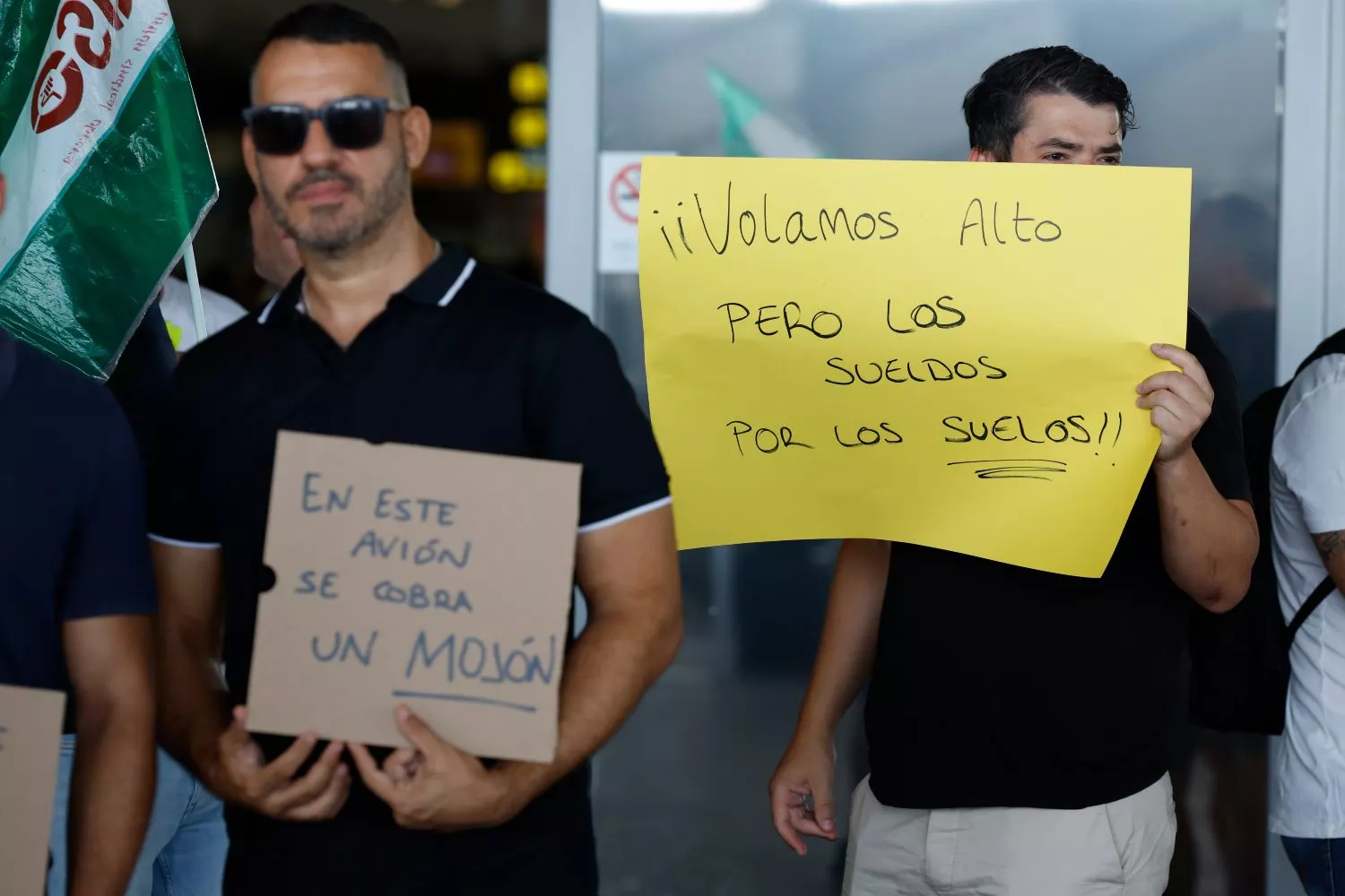 Concentración de tripulantes de cabina de EasyJet en la primera de las tres jornadas de huelga de la aerolínea / Jorge Zapata - EFE