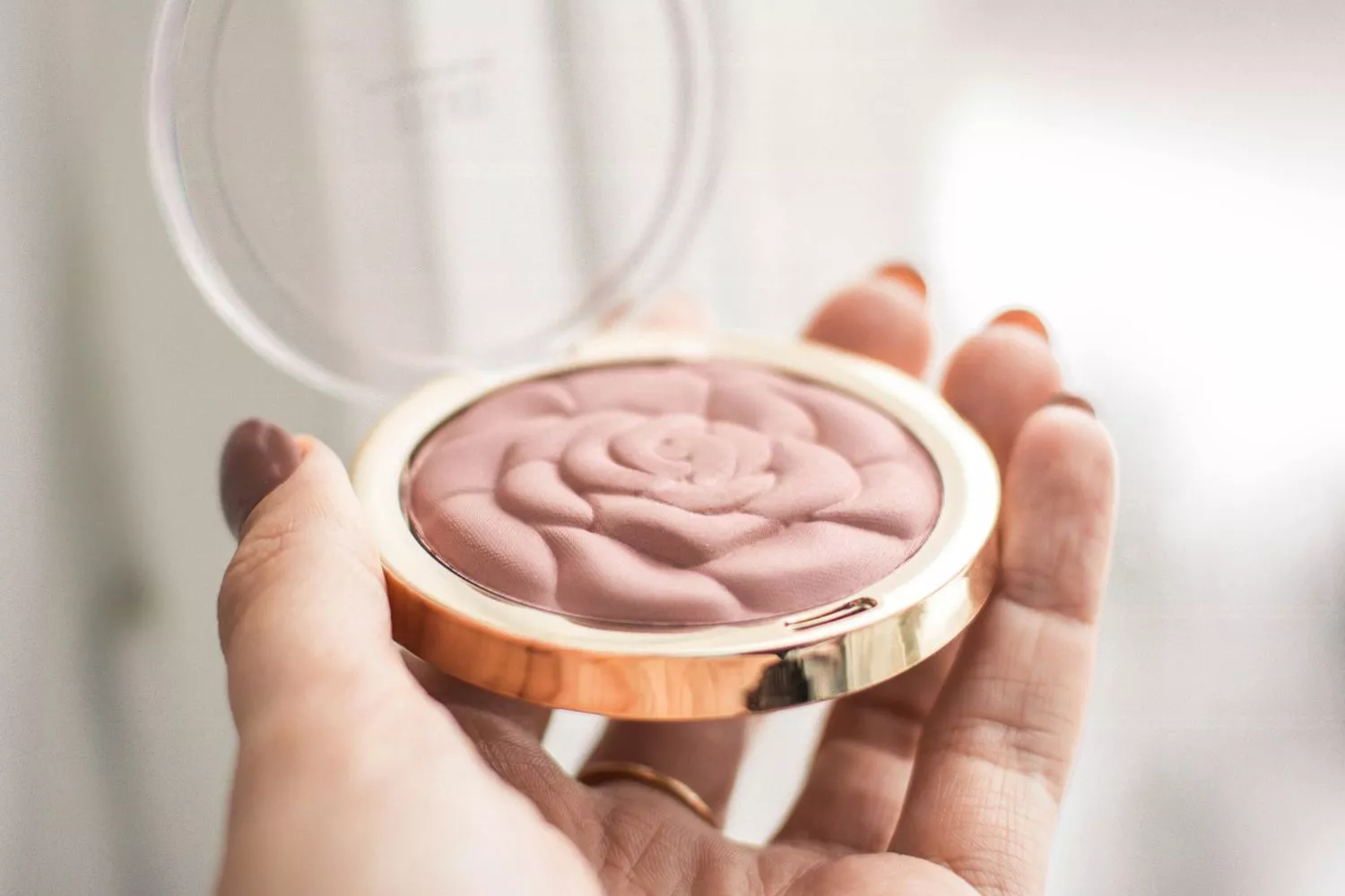 El colerete que aporta juventud, según expertos: "Debe ir directamente sobre la base de maquillaje"/ Montaje CG