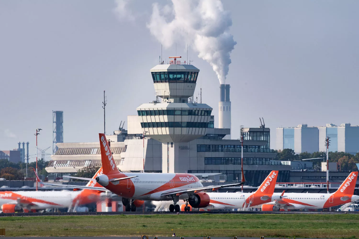 Aviones de EasyJet parados en un aeropuerto / BERND VON JUTRCZENKA - DPA