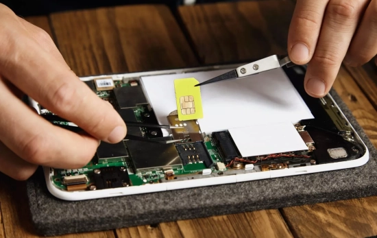 Una persona repara un teléfono Una persona repara un teléfono