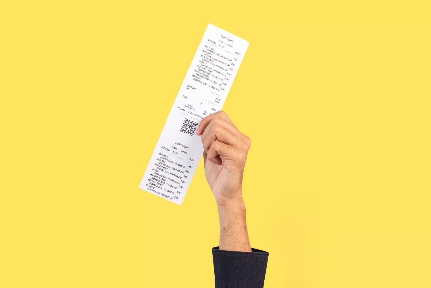Una persona sujeta un recibo de papel / FREEPIK
