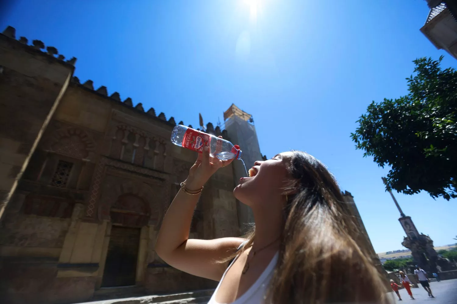 Una persona se refresca a las puertas de la primera ola de calor del verano / Salas - EFE