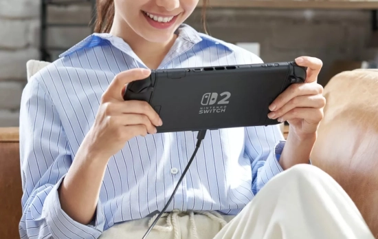 Una persona juega con la Switch NINTENDO