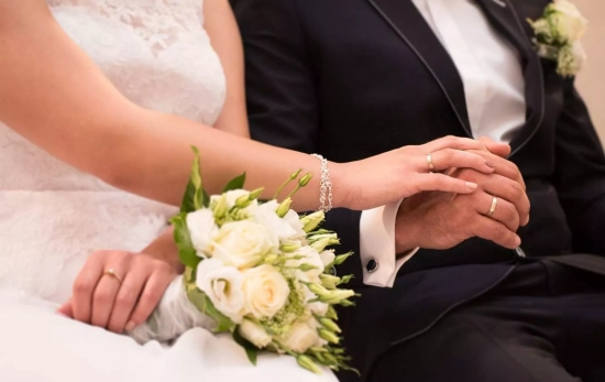 Unos recién casados con las alianzas de boda / PIXABAY Unos recién casados con las alianzas de boda / PIXABAY