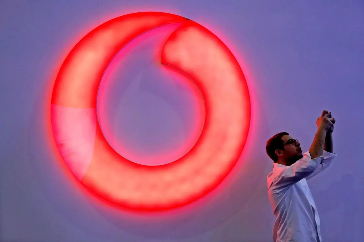 Uma pessoa a receber uma cobrança de roaming da Vodafone / Alberto Estevez - EFE