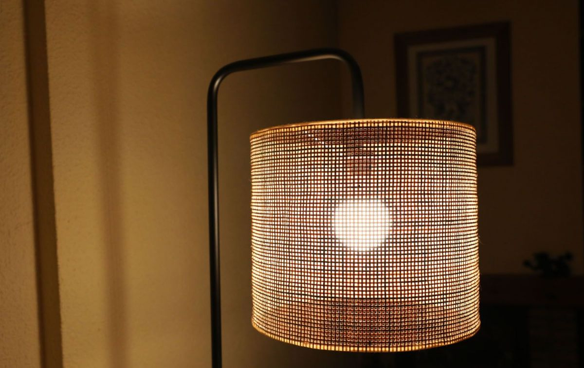 Una lámpara con una bombilla de bajo consumo para ahorrar en la factura de la luz / EP