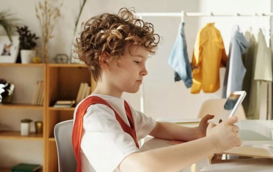 Un niño que usa su móvil a diario / PEXELS Un niño que usa su móvil a diario / PEXELS