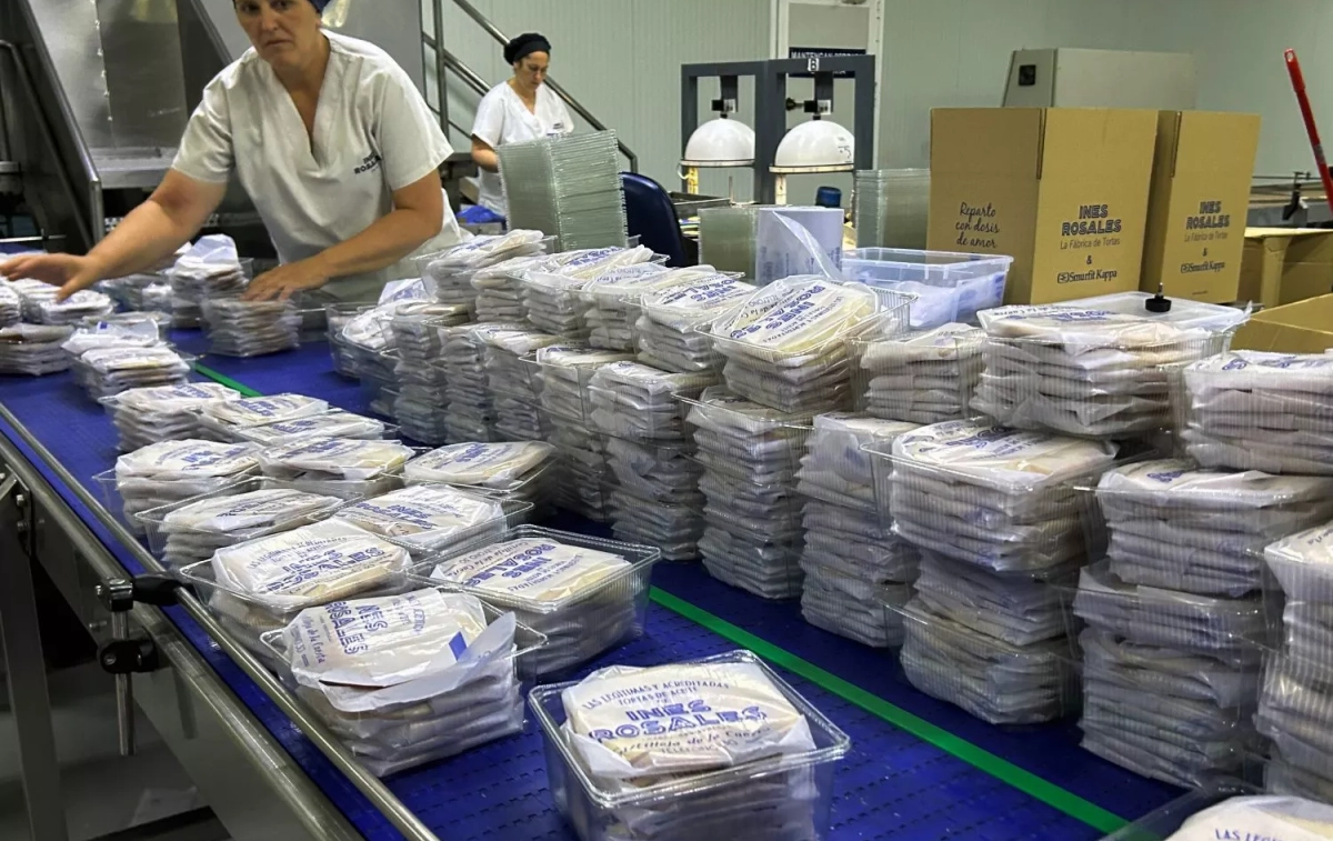 Imagen del proceso de fabricación de las tortas de Inés Rosales, en su fábrica de Huévar del Aljar Imagen del proceso de fabricación de las tortas de Inés Rosales, en su fábrica de Huévar del Aljar