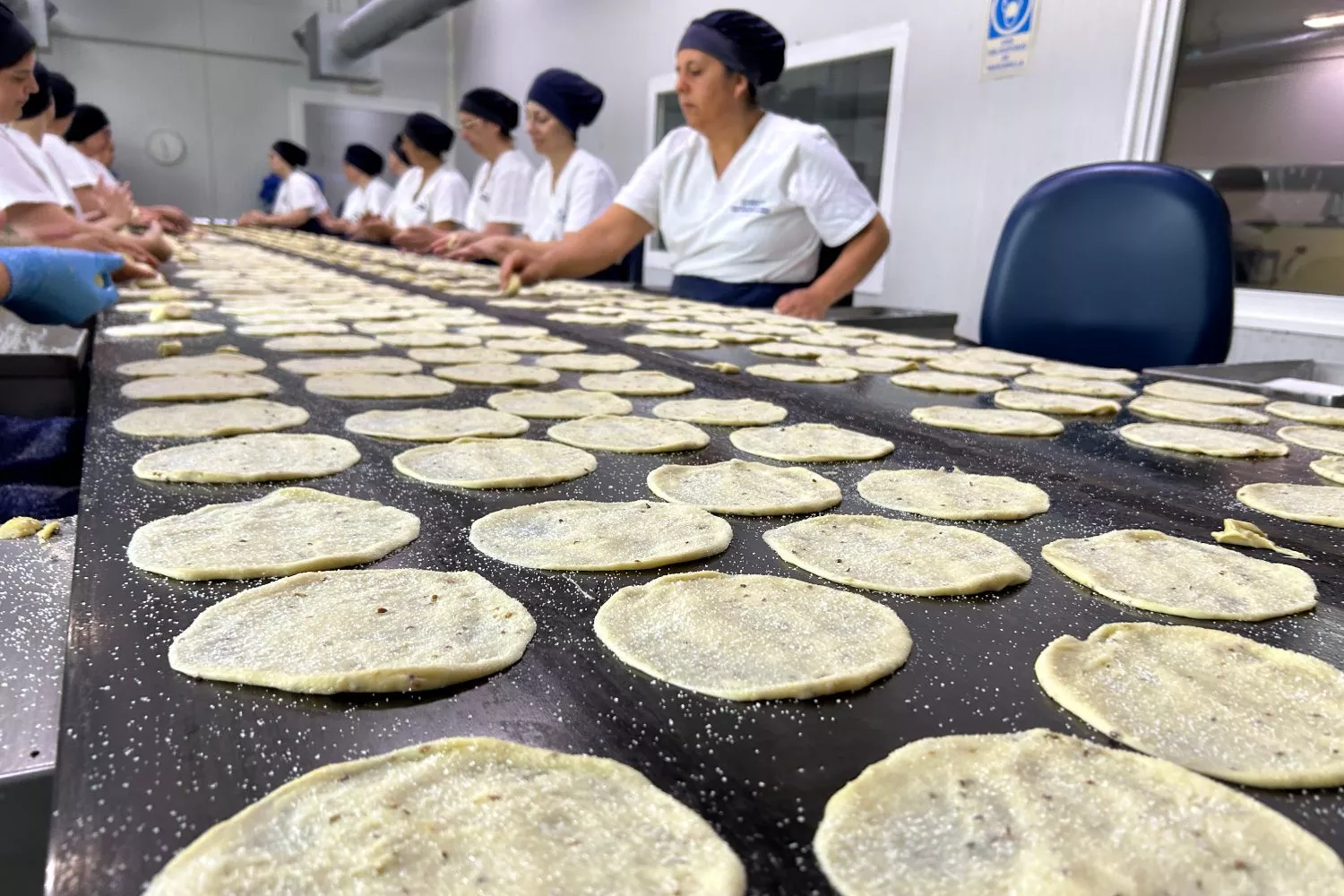 Imagen del proceso de fabricación de las tortas de Inés Rosales / Fermín Cabanillas - EFE