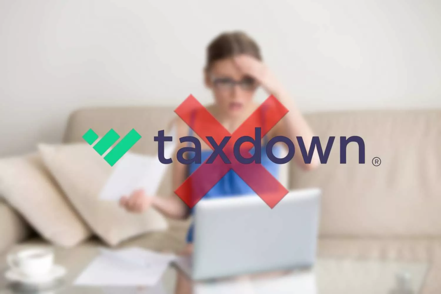 Una chica reclama a TaxDown / FOTOMONTAJE CG