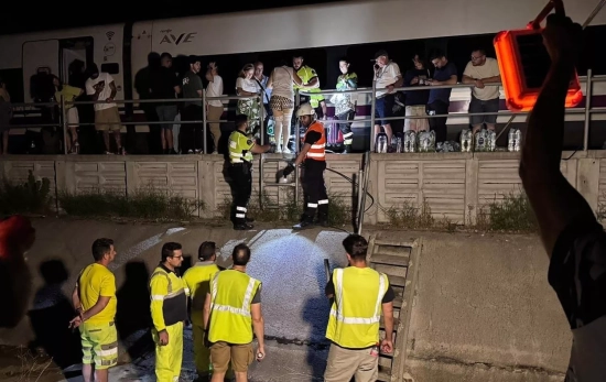 Uno de los trenes Madrid Sevilla parado en Pantoja AYUNTAMIENTO Uno de los trenes Madrid Sevilla parado en Pantoja AYUNTAMIENTO