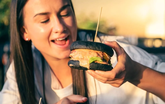 Una persona sostiene una hamburguesa FREEPIK pvproductions Una persona sostiene una hamburguesa FREEPIK pvproductions