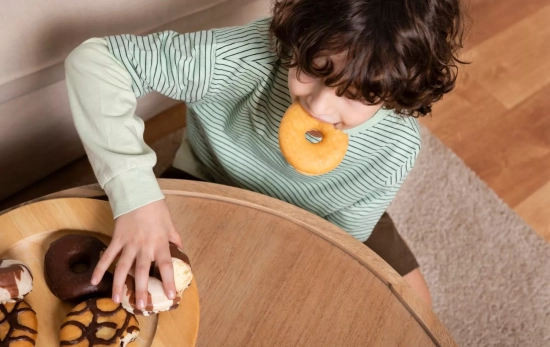 Un niño come un donut Un niño come un donut