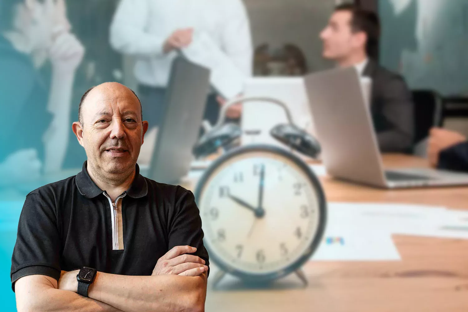 El economista Gonzalo Bernardos, un reloj y trabajadores durante la jornada laboral / CONSUMIDOR GLOBAL