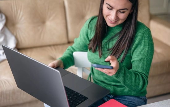 Una persona hace una compra online (2) Una persona hace una compra online (2)