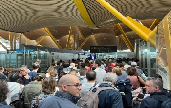 Una cola interminable en el control de pasaportes del aeropuerto de Barajas / IBERIA Una cola interminable en el control de pasaportes del aeropuerto de Barajas / IBERIA