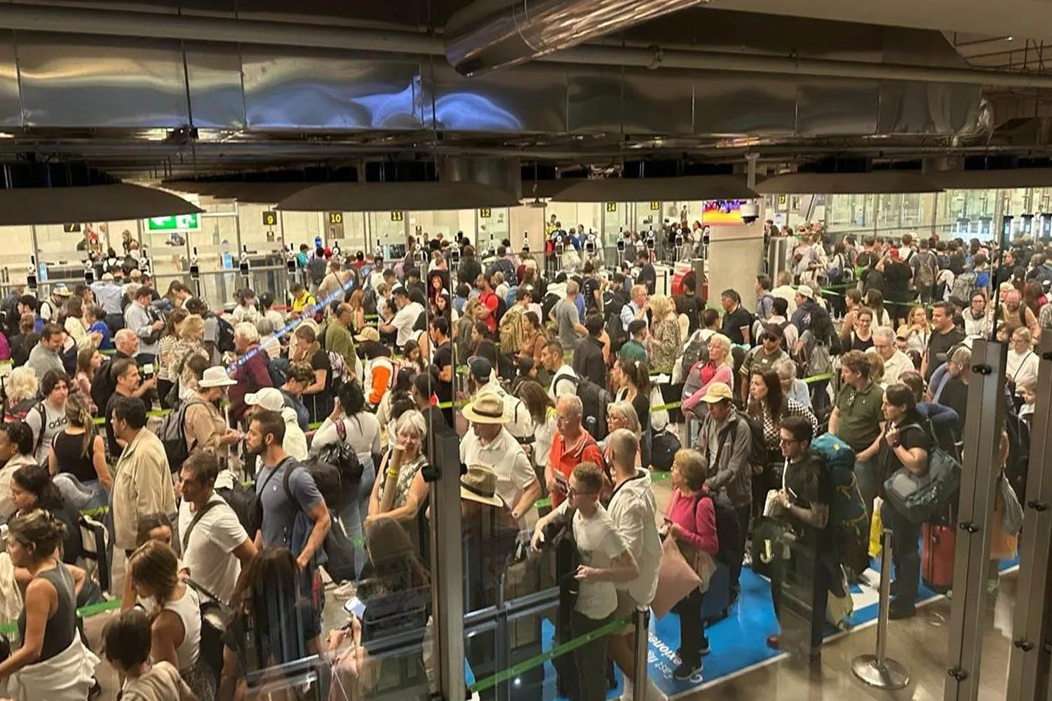 Cientos de personas atrapadas en la Terminal 4 del aeropuerto de Barajas este miércoles, 2 de julio / FRANCISCO JAVIER - X