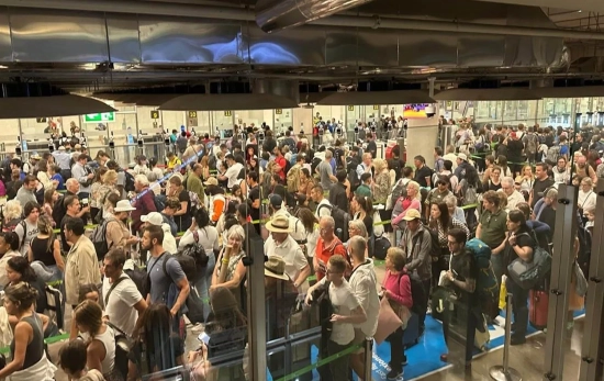 Cientos de personas atrapadas en la Terminal 4 del aeropuerto de Barajas este miércoles, 2 de julio / FRANCISCO JAVIER - X Cientos de personas atrapadas en la Terminal 4 del aeropuerto de Barajas este miércoles, 2 de julio / FRANCISCO JAVIER - X