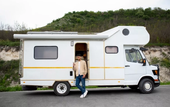 Un hombre en una caravana Un hombre en una caravana