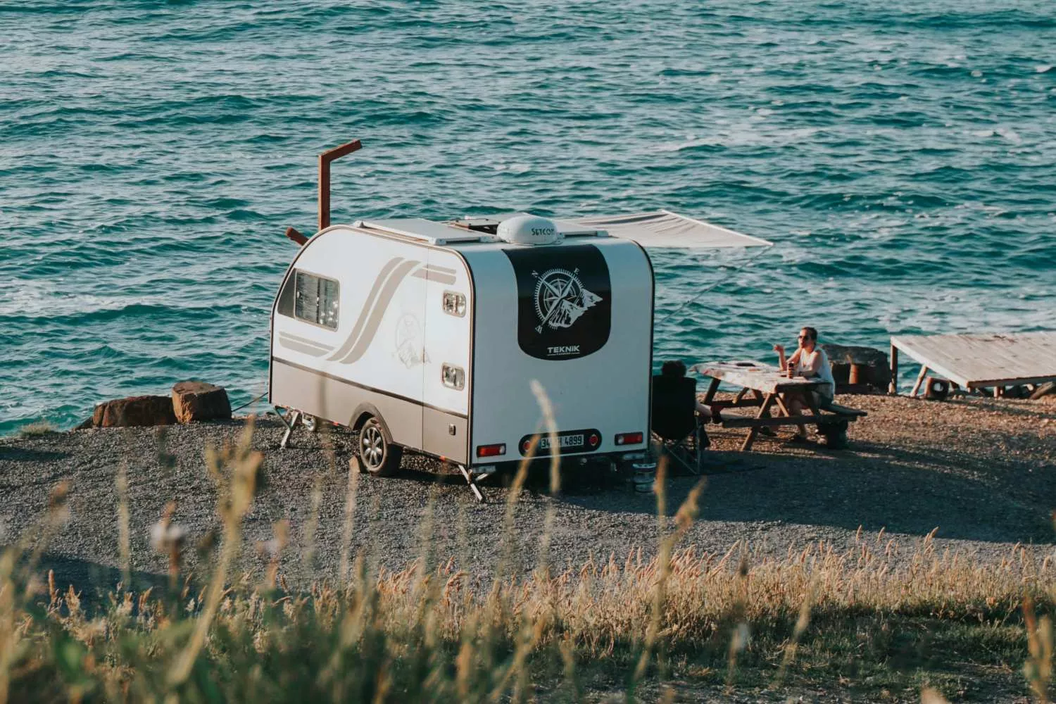 Una caravana junto al mar / PEXELS