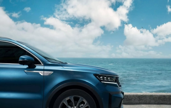 Un coche junto al mar / UNSPLASH Un coche junto al mar / UNSPLASH