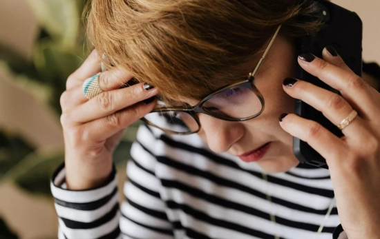 Una persona habla por teléfonp Una persona habla por teléfonp