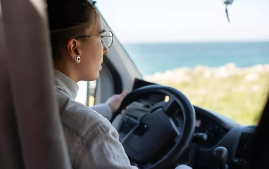Una conductora en su coche Una conductora en su coche