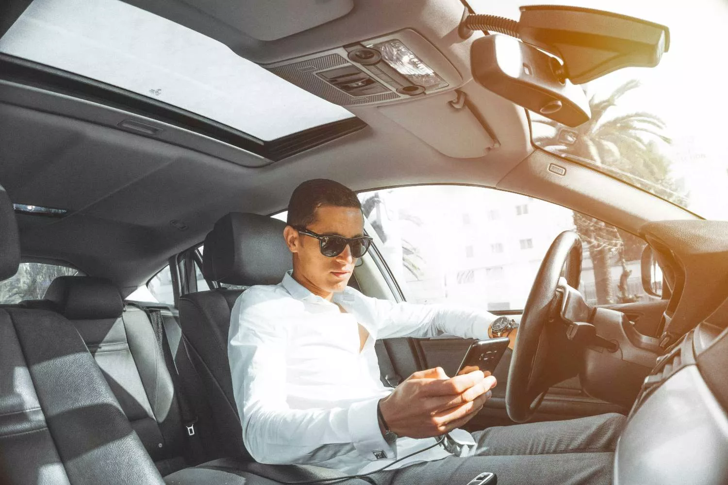Un joven pone el Google Maps antes de un viaje/ PEXELS